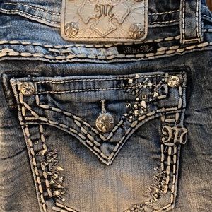 Miss Me Signature Crop 32x22